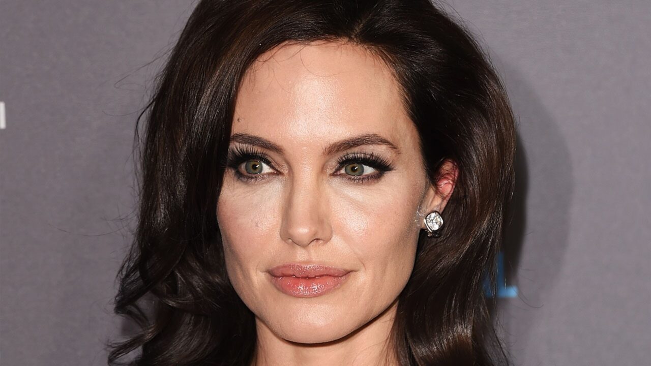 Angelina Jolie 04