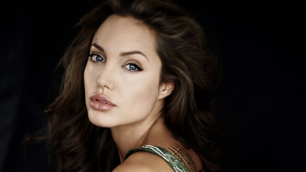 Angelina Jolie 28