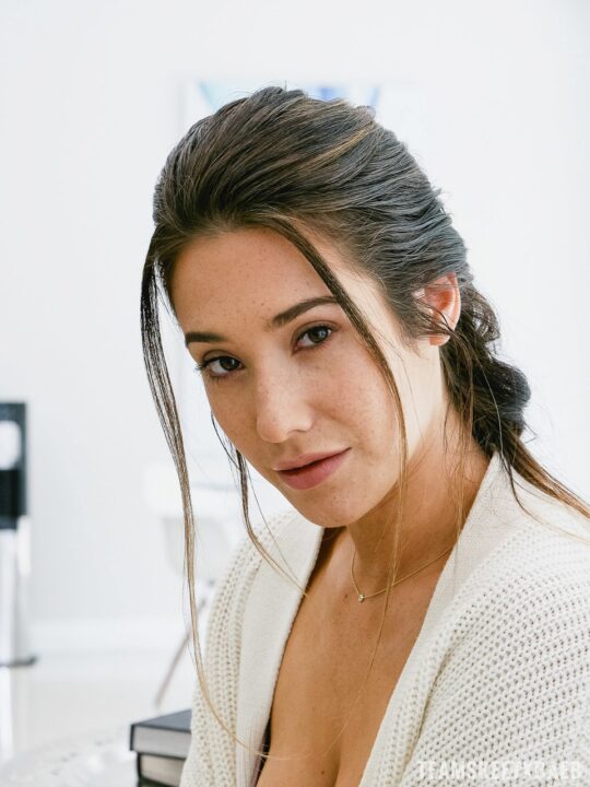 Eva Lovia 08