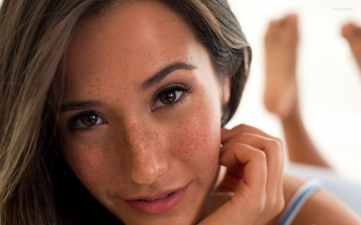 Eva Lovia 21