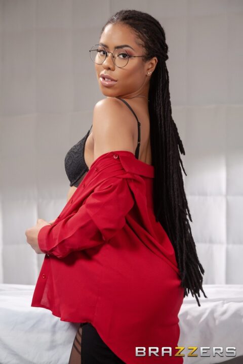 Kira Noir 05