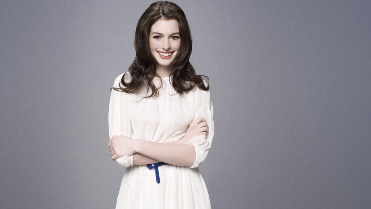 Anne Hathaway 34